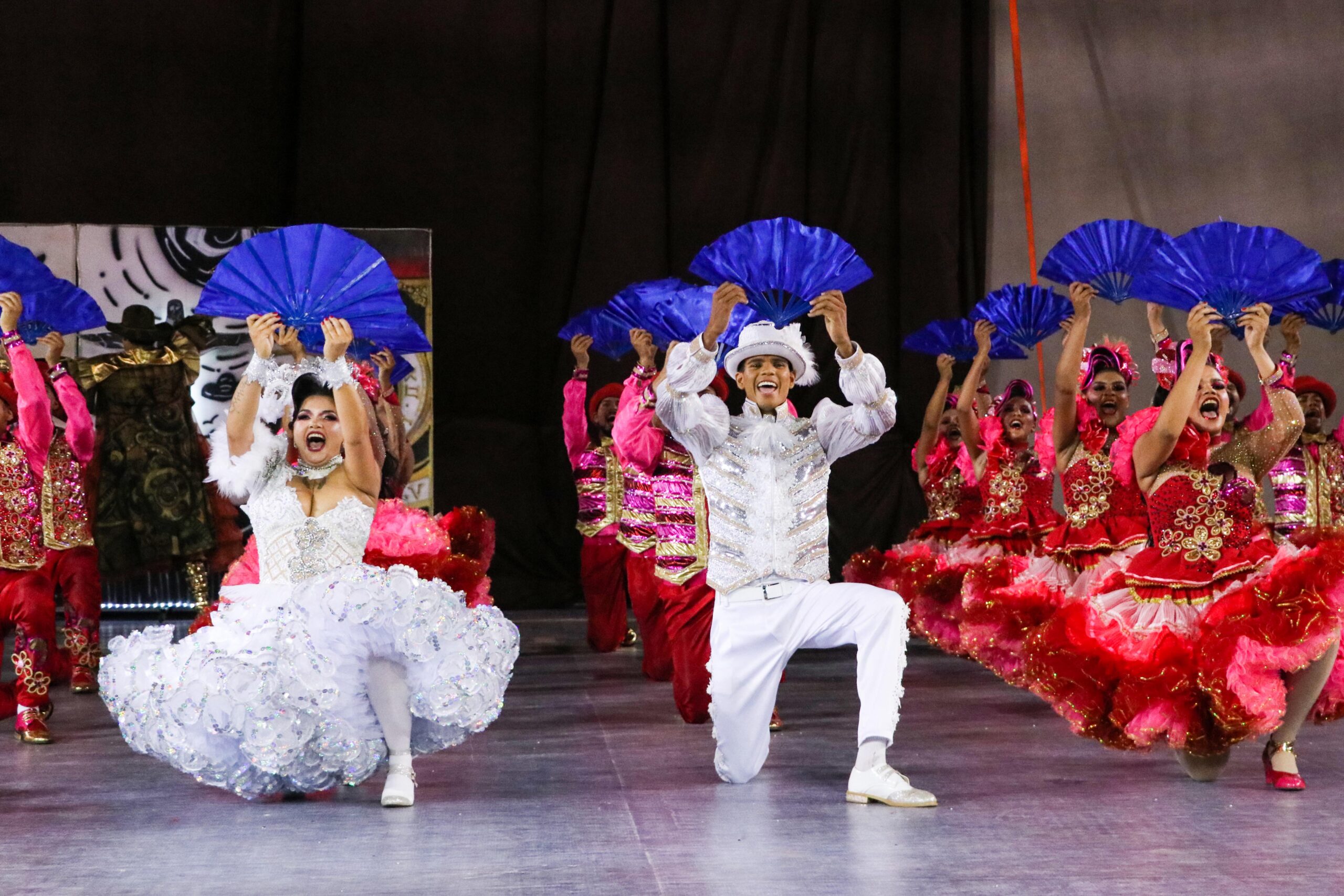 Imagem que contém dançarinos em edição anterior do Arraiá da Capital, esse ano ocorre a 31º Arraiá da Capital